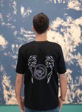 将图片加载到图库查看器，Earth T-shirt
